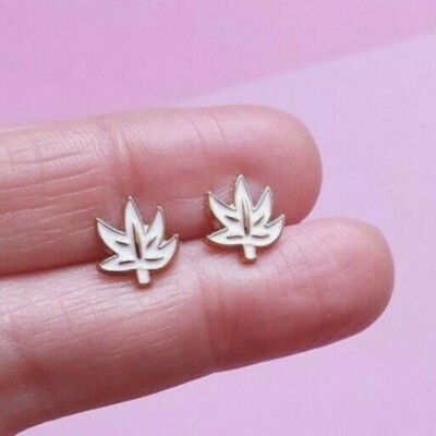 Maple Leaf Ohrstecker, Retro Pop Kitsch, Weiß & Gold Ohrstecker & gratis Geschenktüte