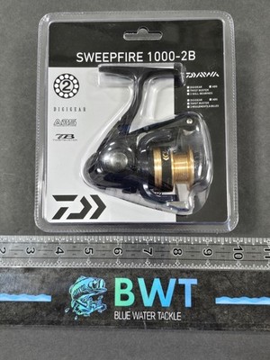 Daiwa SWEEPFIRE 1000-2B Spinning Reel *New in Original Packaging