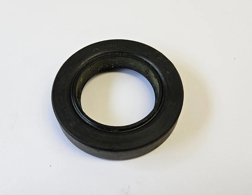Масляное уплотнение заднего подшипника механической коробки передач Plymouth Dodge 1962-1965 годов выпуска 2205080 новое из старых запасов - Изображение 3 из 4