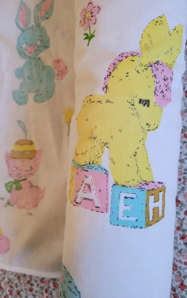 Manta vintage con almohadas acolchadas años 60 gatito burro cordero elefante estampado Foto 3 de 4