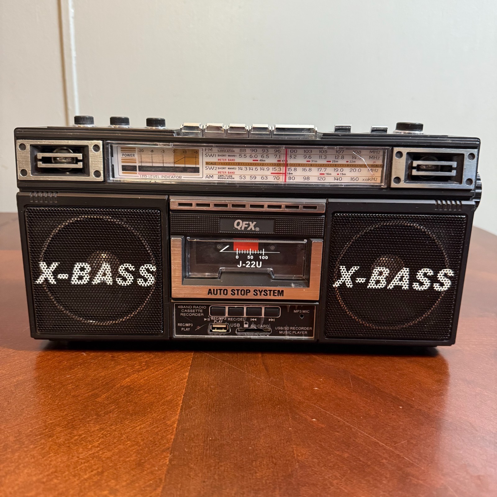 QFX J-22U Retro Boombox Cassette Recorder Radio AM/FM/SW USB