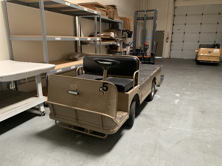 2 CARROS $2500 ea Taylor Dunn B248 plataforma industrial eléctrica 48v - funciona perfectamente  Foto 2 de 4