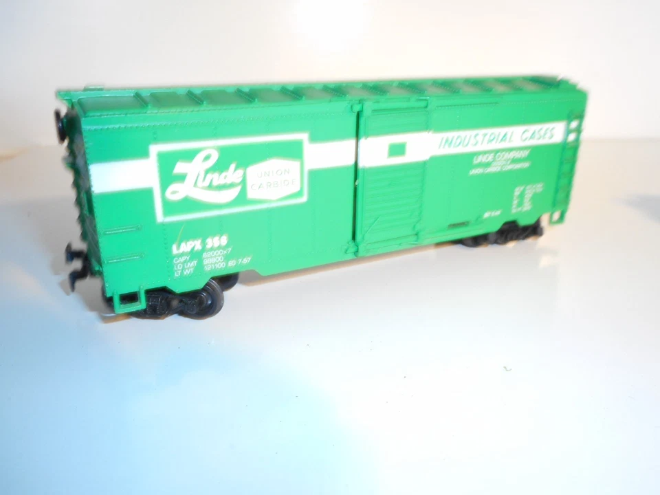 Lifelike Linde 40' boxcar x 2. V/good complete cond. HO Scale. 2 rail DC.No box - Image 4 of 4