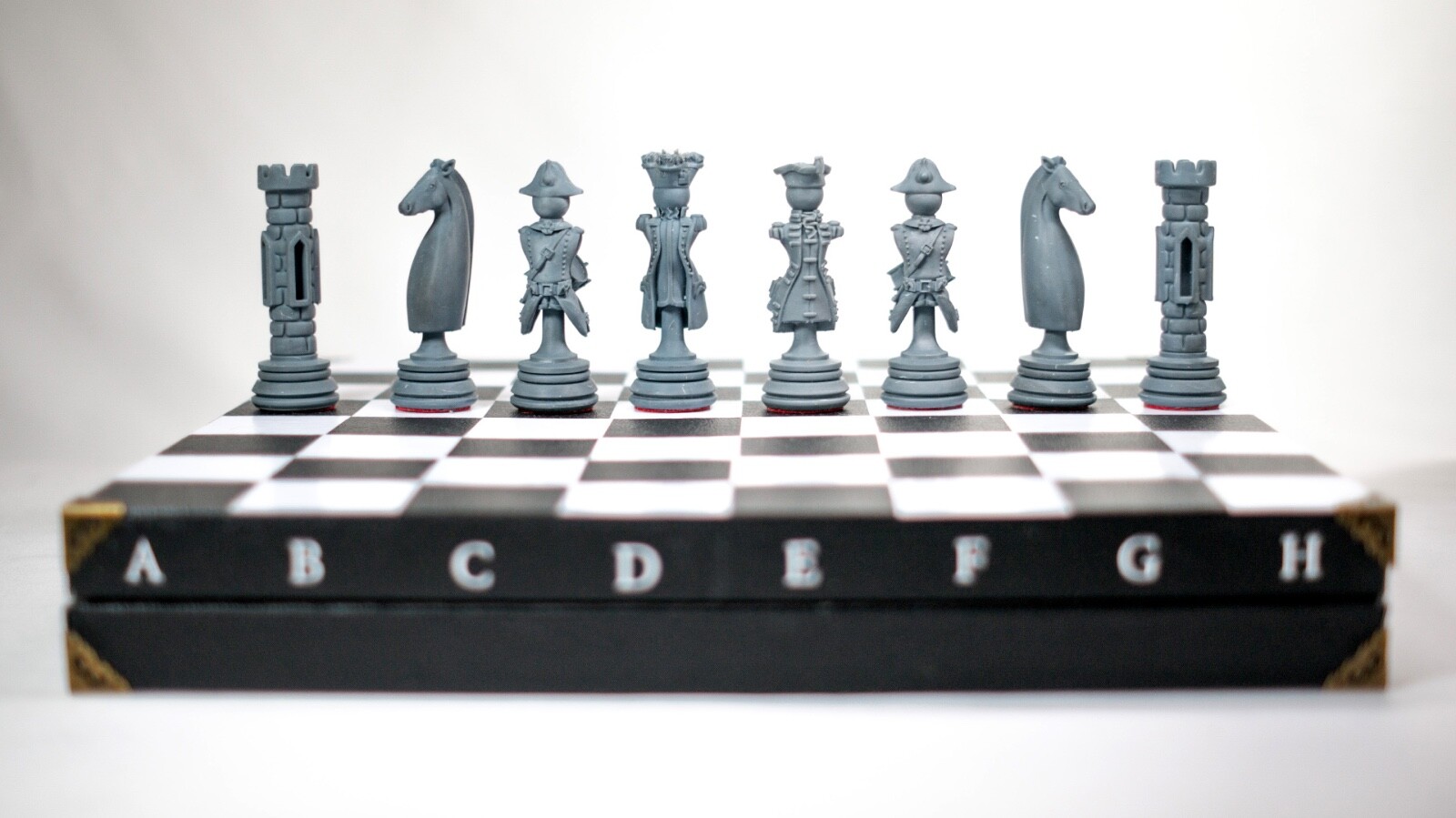 Coffret de 32 pièces d'échecs Renaissance et plateau de jeu : l'idée cadeau idéale en gris