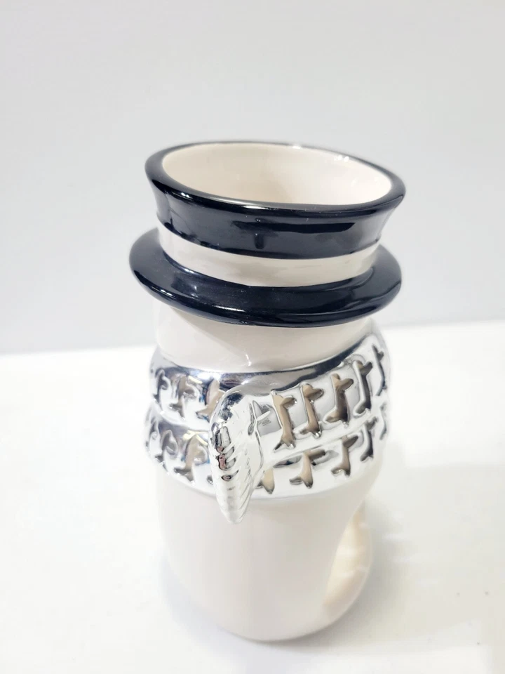 Candelabro muñeco de nieve de cerámica blanca Bath and Body Works 7” de alto Foto 4 de 4