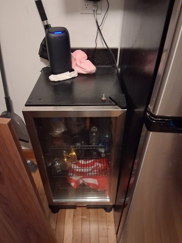 Small Refrigerator for Offic,Room,Home Bar, 4 Adj. Shelves, Silve With Support .