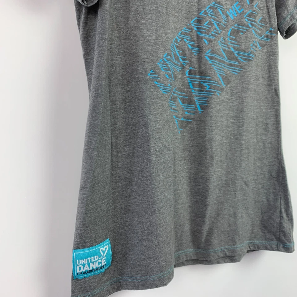 Camisa Top Zumba United We Dance Augie's Quest Gris Gráfico Manga Corta 2X XXL Foto 3 de 4