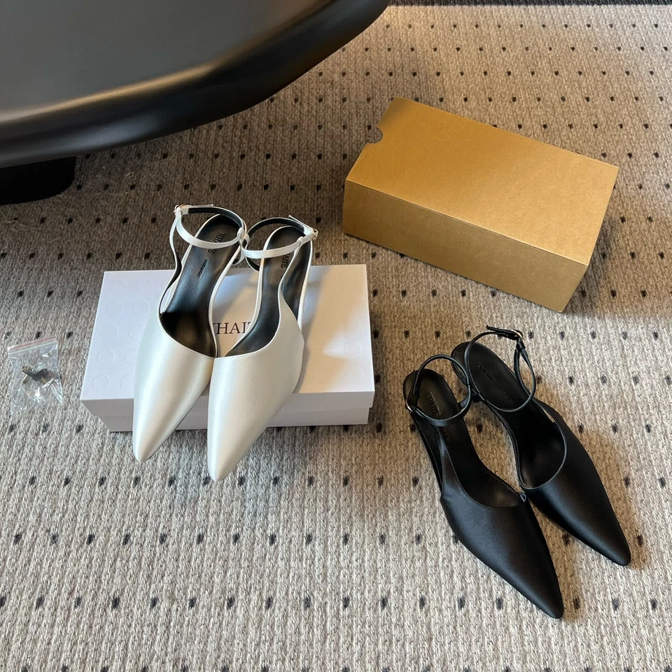 Sandalias de tacón de gato en punta KHAITE, zapatos de tacón bajo de seda para mujer en primavera verano Foto 2 de 4