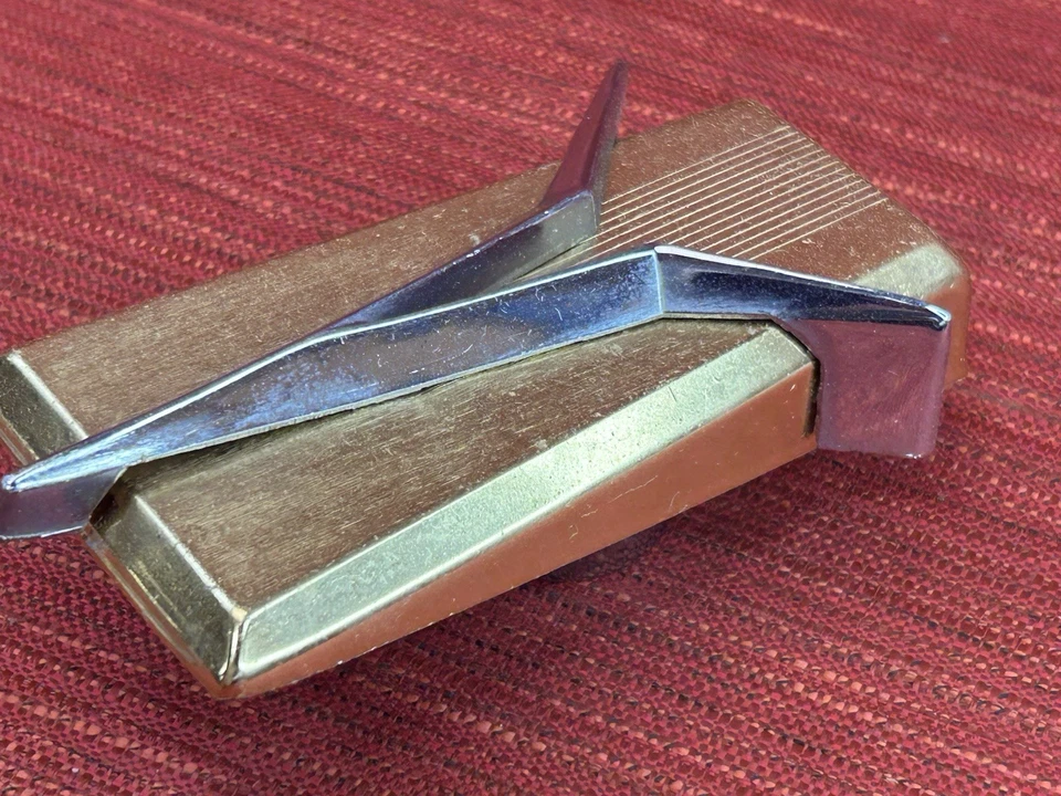 Nice 1959 1960 PLYMOUTH GRILL EMBLEM FURY SUBURBAN SAVOY BELVEDERE Mopar - Image 2 of 4