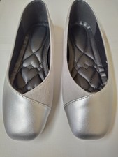 Women's New Size 5 Silver Flats.