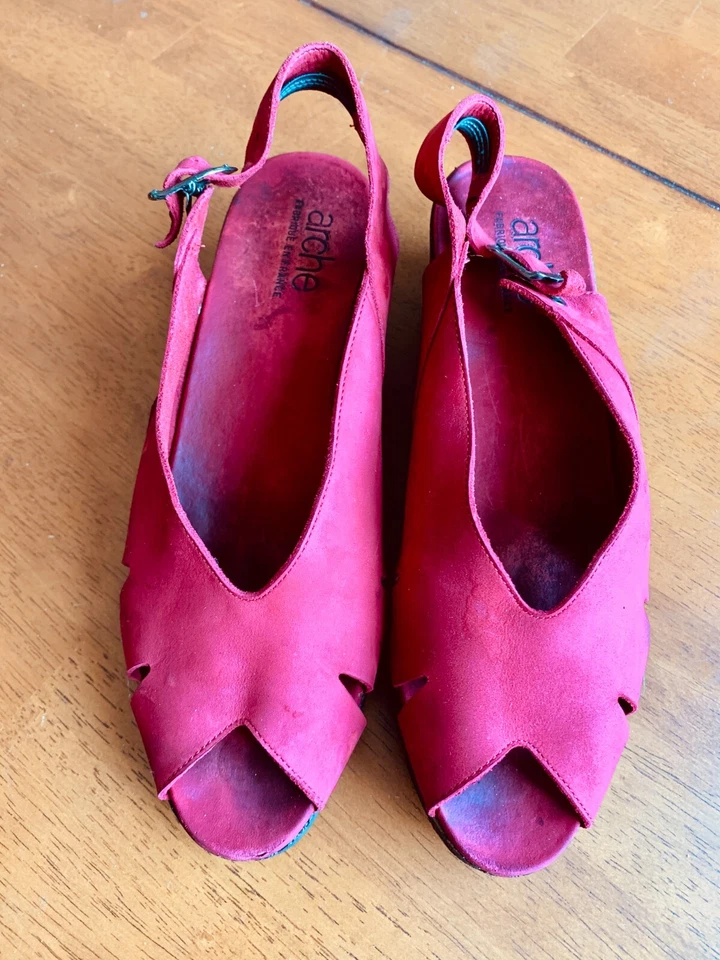 Sandalias para mujer Arche hechas en Francia gamuza roja punta abierta talla 39 (US 8) Foto 3 de 4