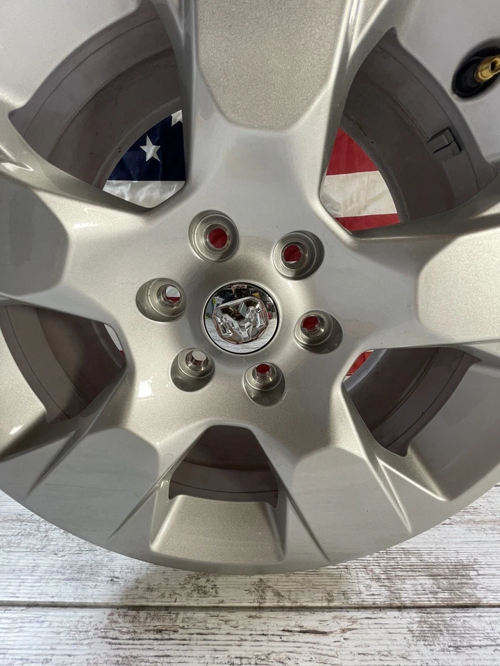 Tampa central 2669 grátis roda Ram 1500 fabricante de equipamento original 18" 2019-23 - Imagem 2 de 4