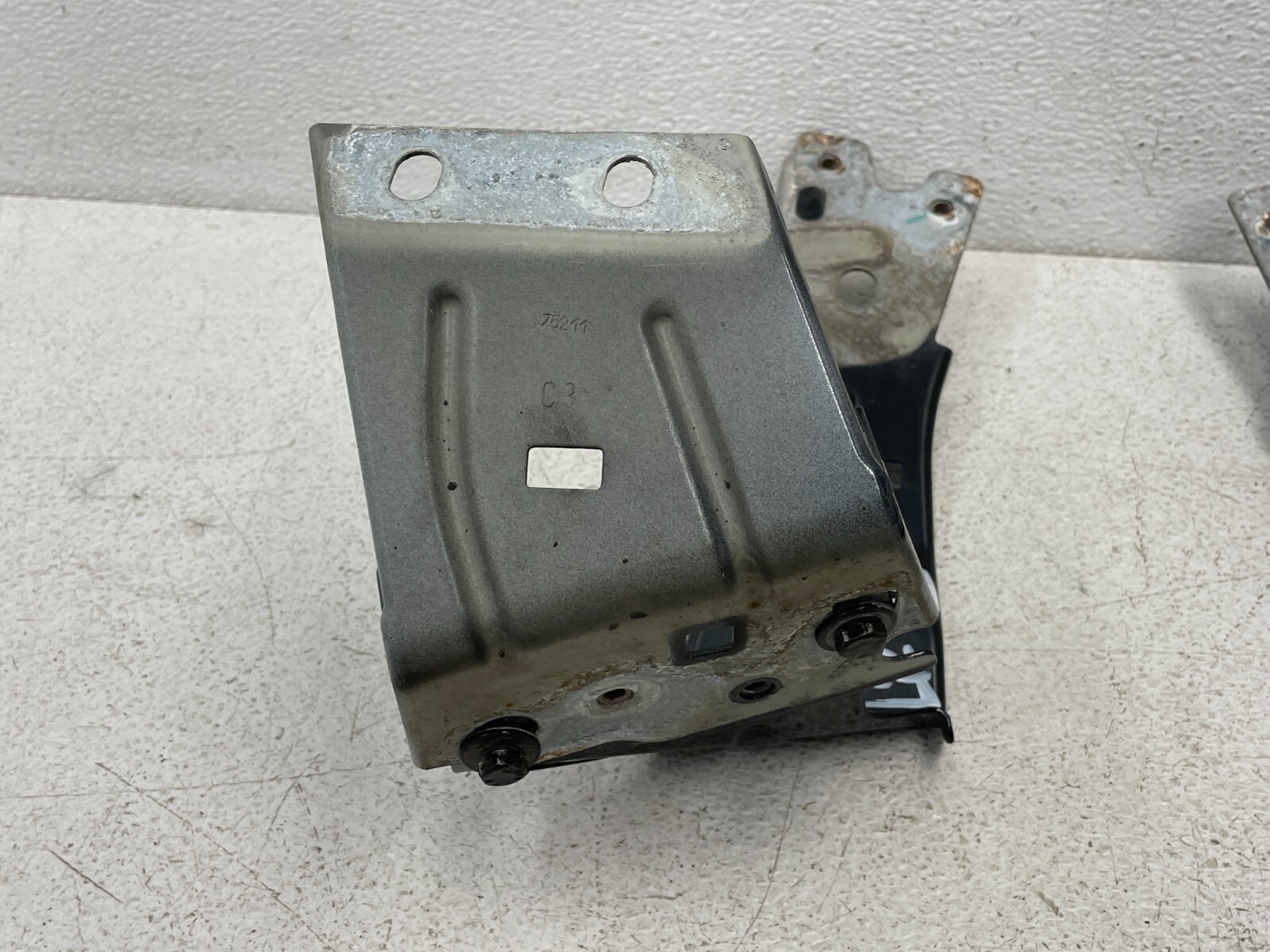 14-17 Maserati Quattroporte GTS Front Left Right Fender Bracket Set 1574 OEM