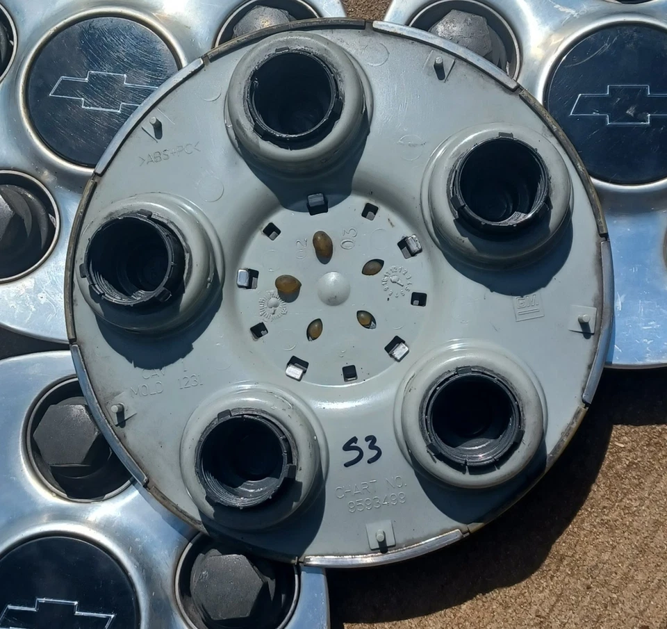 Juego de 4 tapas centrales Chevrolet Malibu, 2002-2005 número de pieza 9593499 S3 Foto 3 de 3