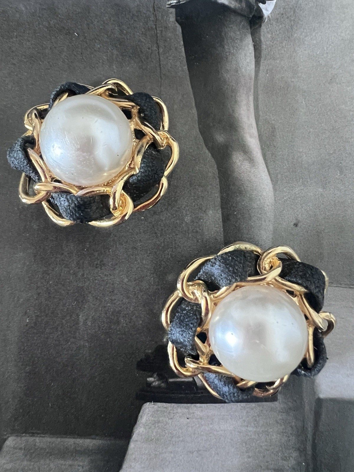 vintage chanel pearl earrings thumbnail 2