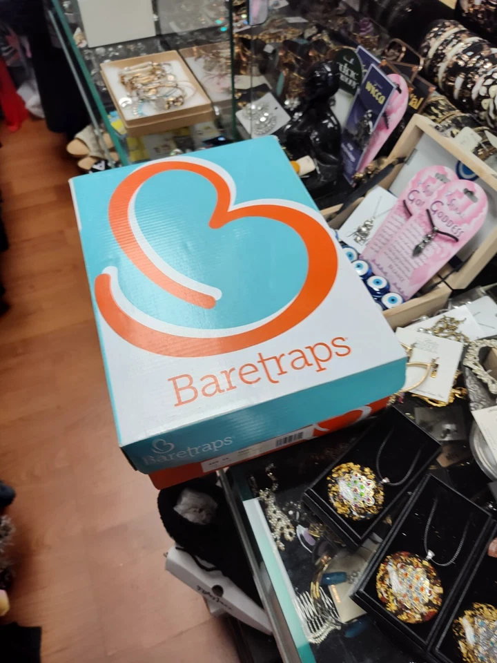 Sandalias y chanclas para mujer BareTraps Taren talla 7,5 m oro claro Foto 2 de 4