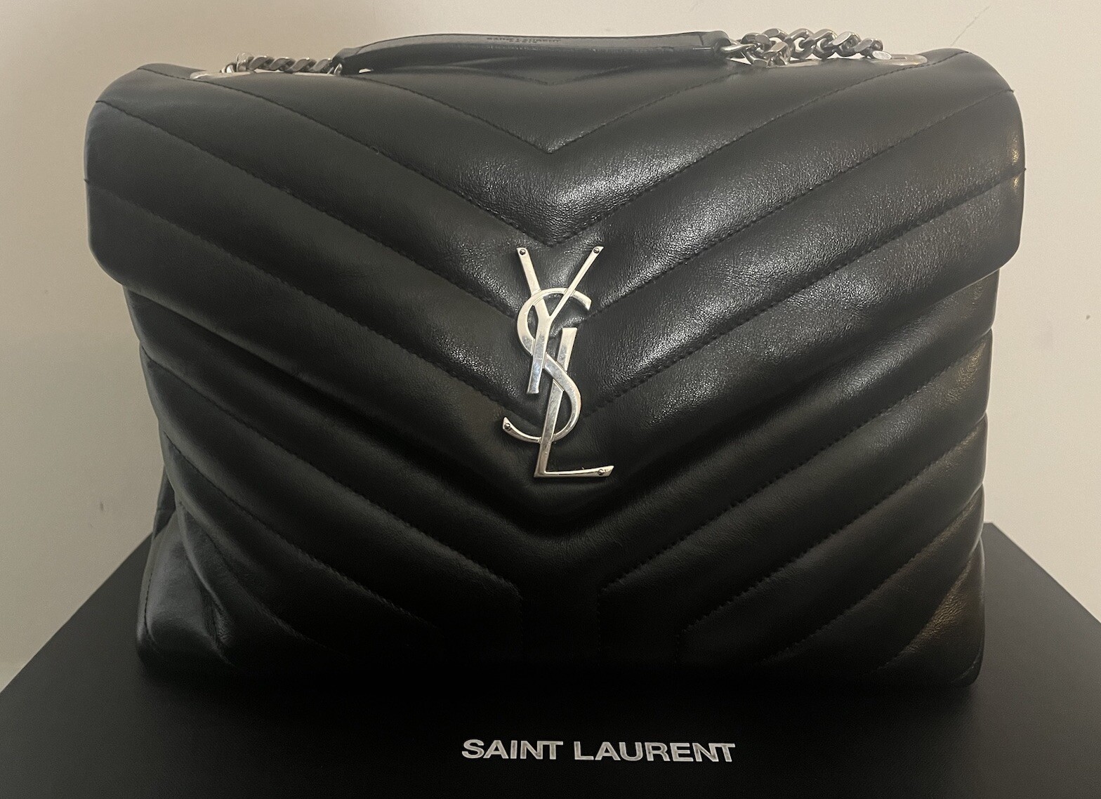 Borsa a tracolla Yves Saint Laurent Medium Loulou nera argento ferramenta catena YSL