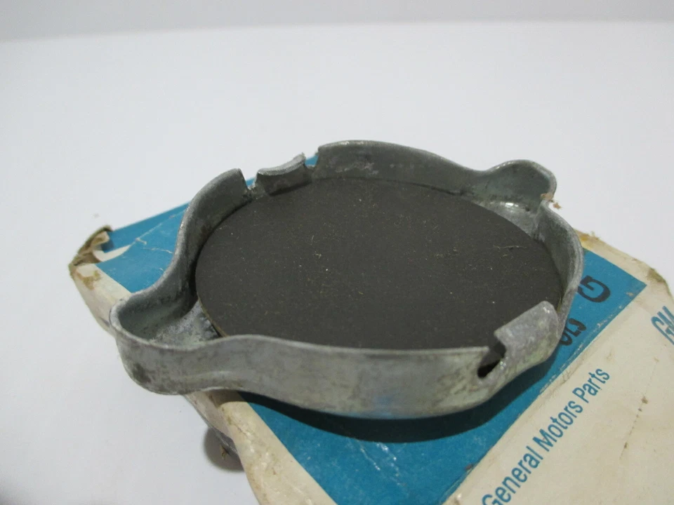 NOS-GM-ACEITE-RELLENO-TAPA-CON-OREJAS-1961-1969-CHEVY-CORVAIR-384988-3849802 MINIATURA Foto 3 de 3