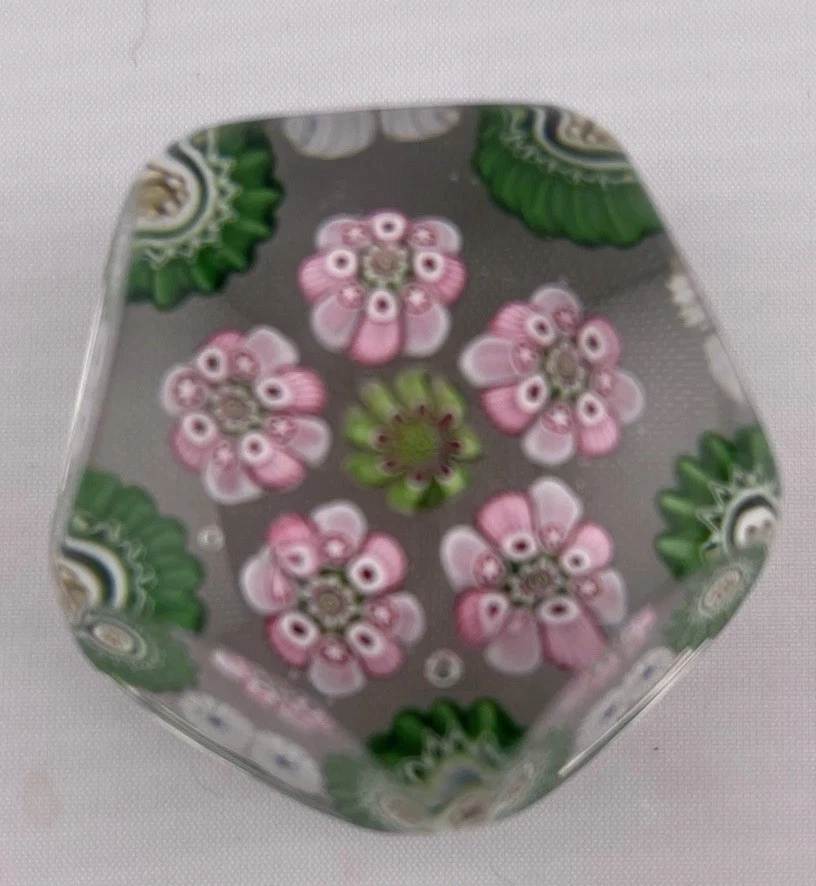 Antiguo pisapapeles de vidrio Clichy facetado verde/rosa con guirnalda Foto 3 de 4