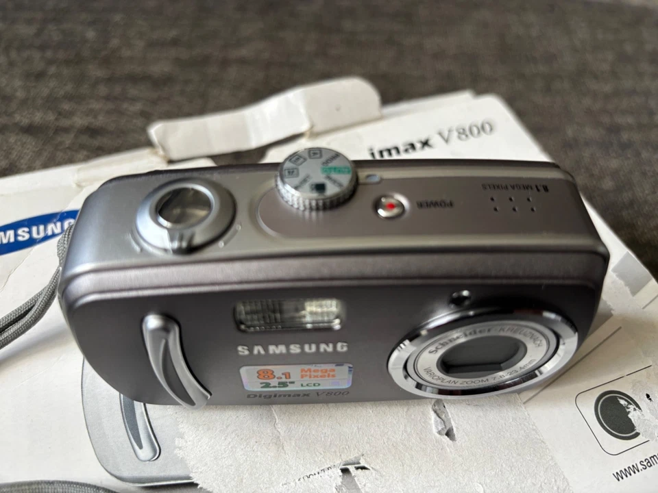 SAMSUNG Digimax V800 Compact Digital Camera with 2 batteries, charger and case   - Image 4 of 4