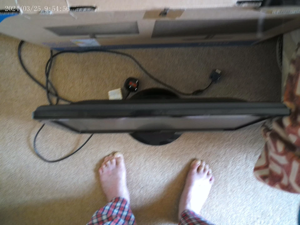 aoc 24 inch computer monitor, black, excellent condition - Image 3 of 3