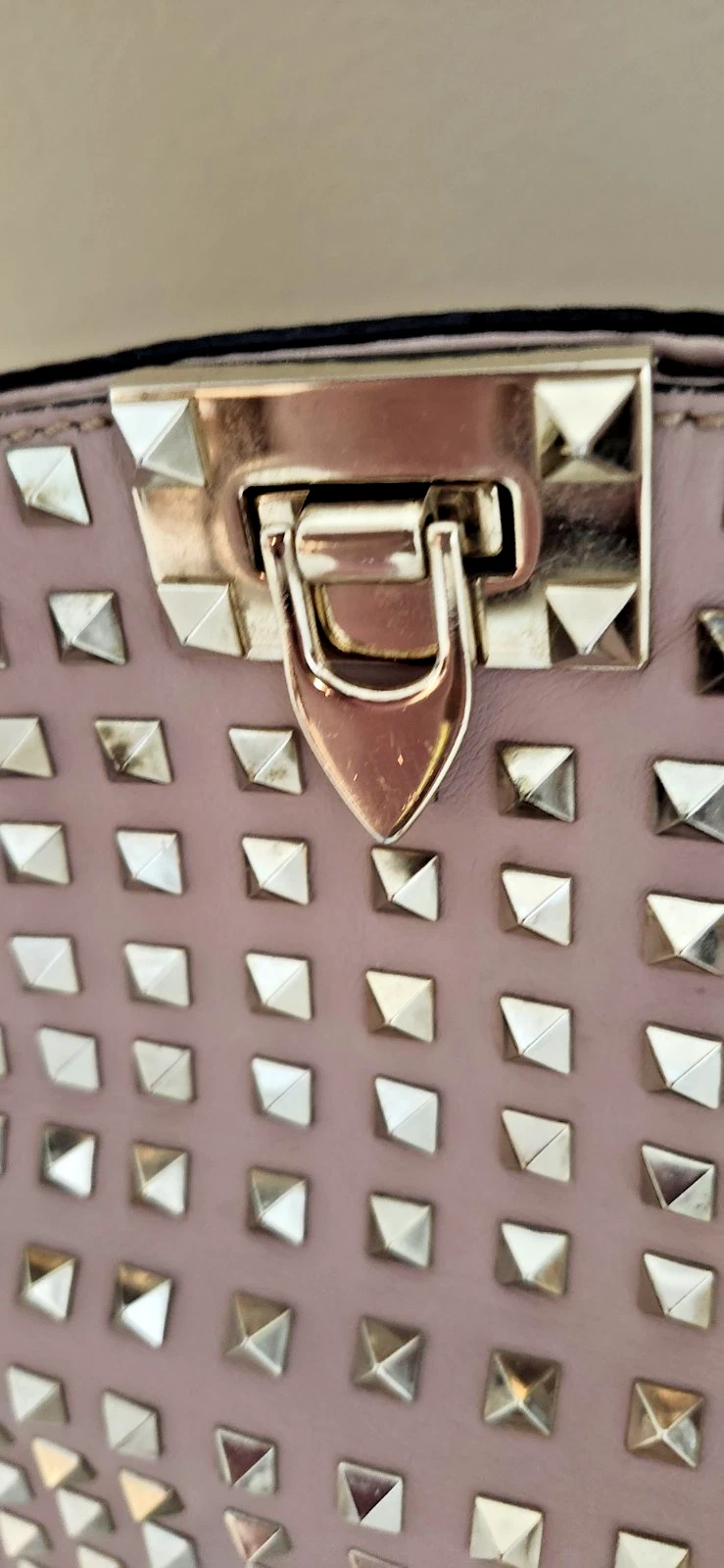 Borsa a tracolla Valentino G marrone Rockstud in pelle di agnello con manici