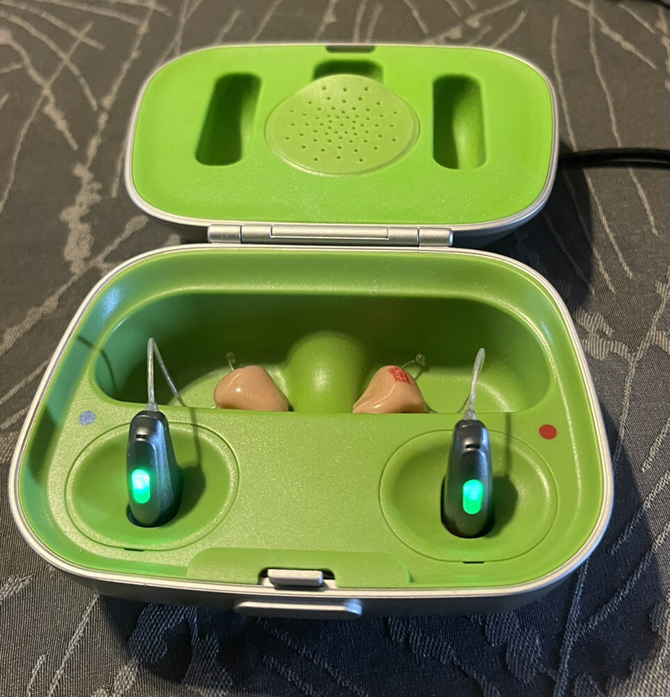 PHONAK Audeo B70 0459 Right & Left Hearings Aids with charging Working