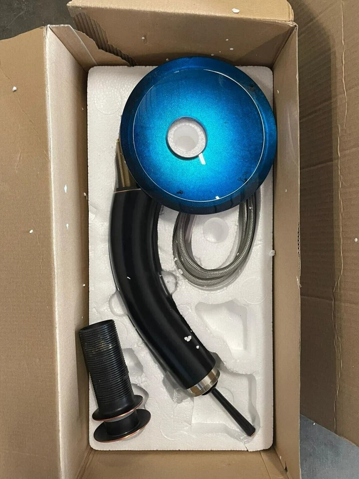 Grifo rectangular para fregadero y cascada de vidrio Kraus Irruption azul cromado Foto 2 de 2