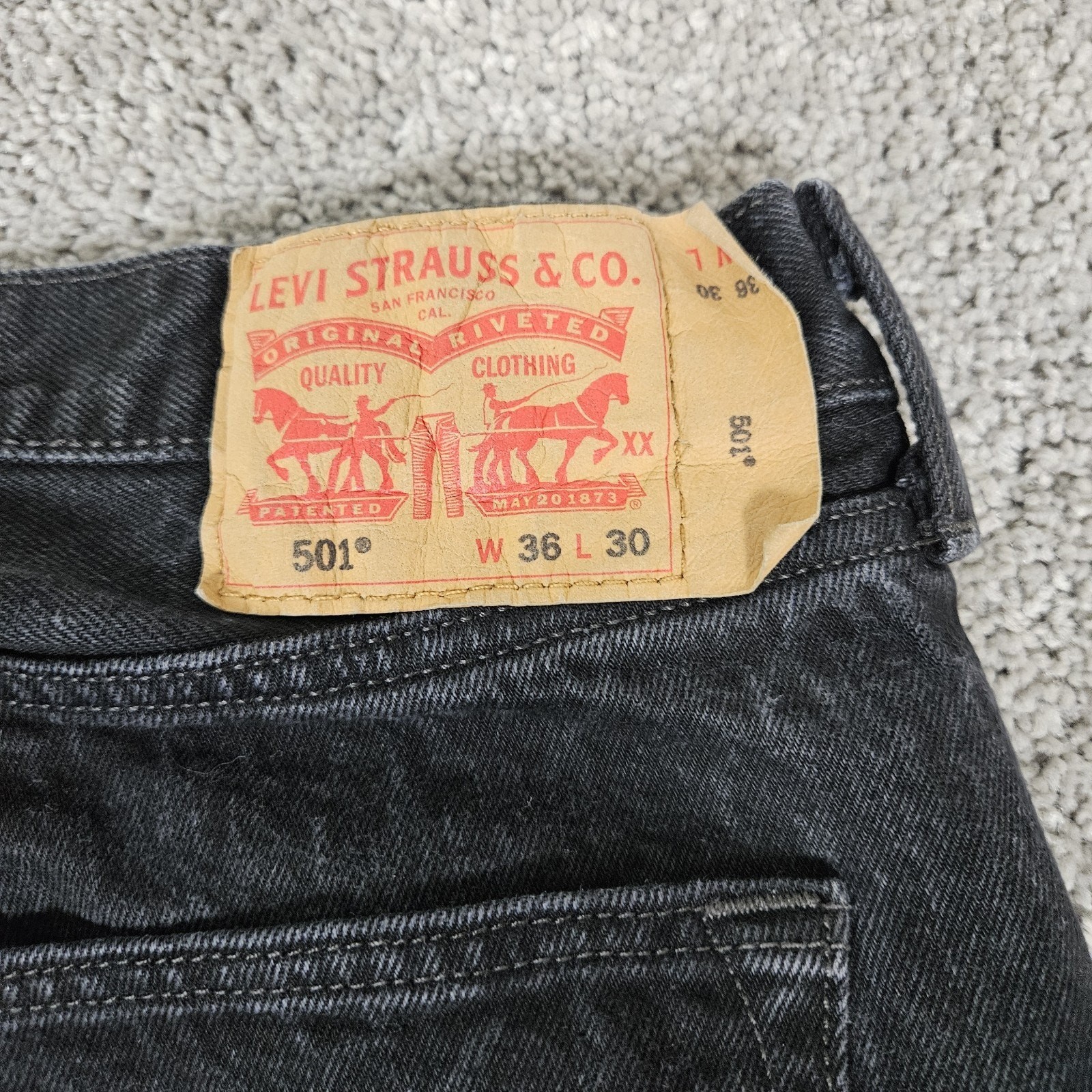 Levis 501 Jeans Mens 32X28 (Tag 36X30) Black Straight Fit Button Fly Iconic thumbnail 3