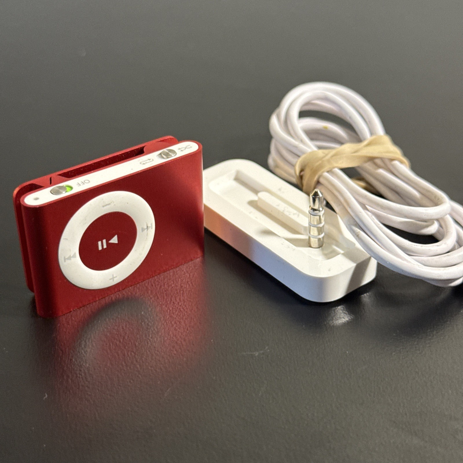 Apple iPod Shuffle 2nd Gen Special Edition (Product) RED 2GB A1204 with OEM Dock