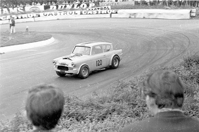S999. Ford Anglia. Autorennen. Mallory Park 1969. Negativ Silber