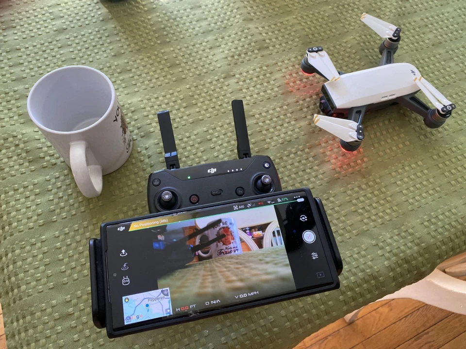 DJI Spark Fly More Combo con Estuche y Soporte para Tablet/Teléfono, 4x Cargador de Batería  Foto 2 de 4