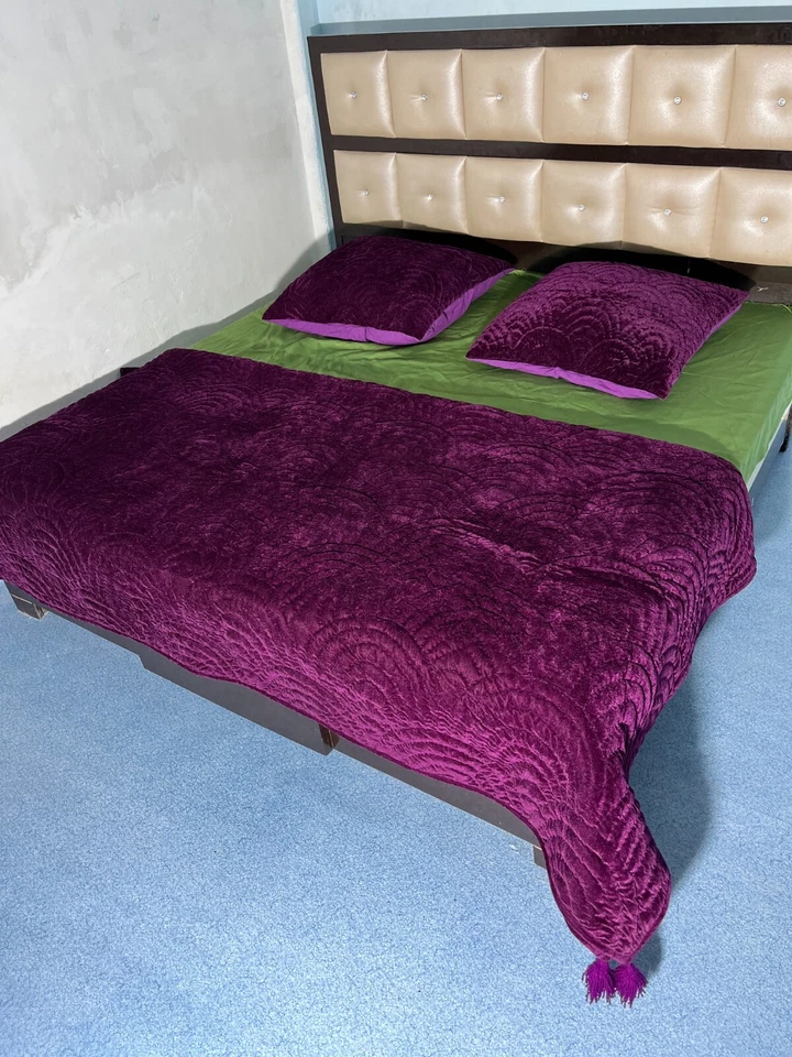 Edredón cálido ligero de terciopelo hecho a mano para dormitorio Foto 3 de 4