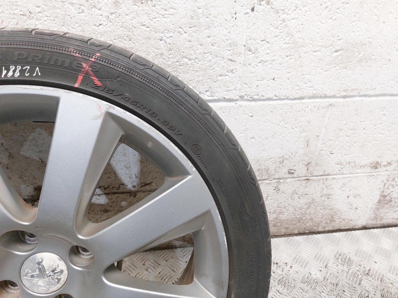 PEUGEOT 5008 MK1 18" INCH ALLOY WHEEL WITH DAMAGED TYRE 9675496577 7J