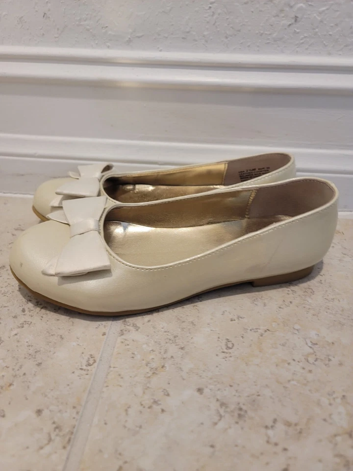 Pisos planos de ballet de charol marfil Pegaso talla 2 1/2 para niñas Nina Foto 2 de 4