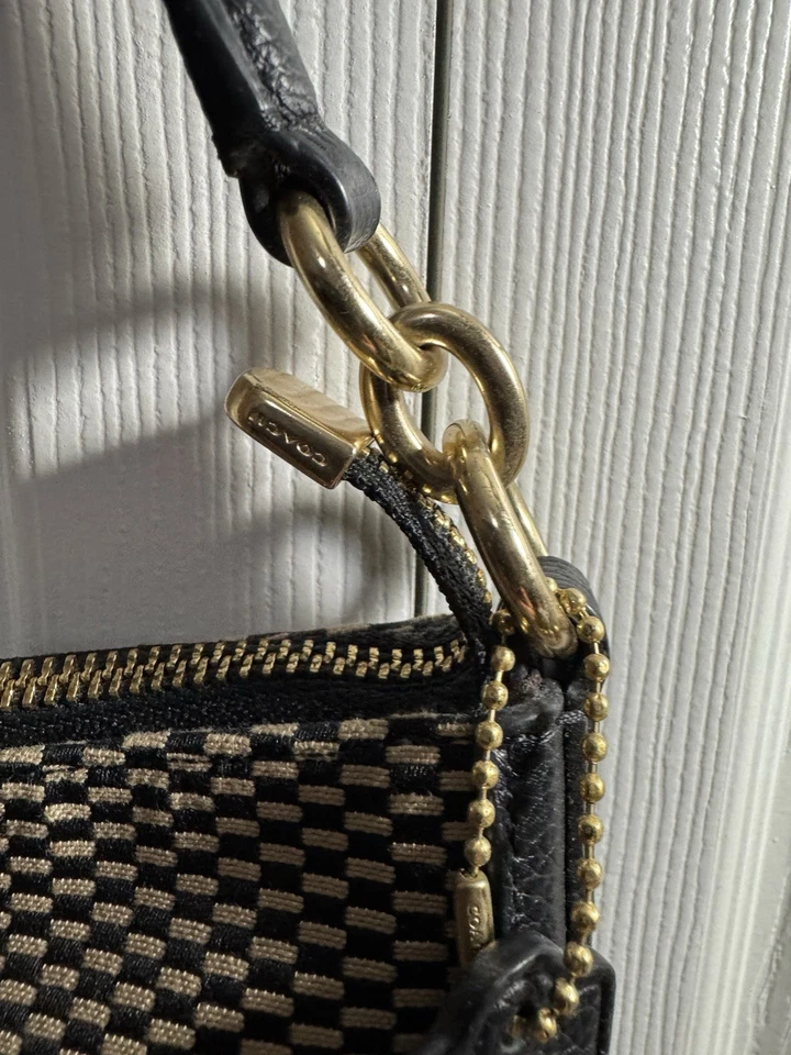 蔻驰 Teri 单肩包黑色/金色方格二手状况良好 — 第 3/4 张图片