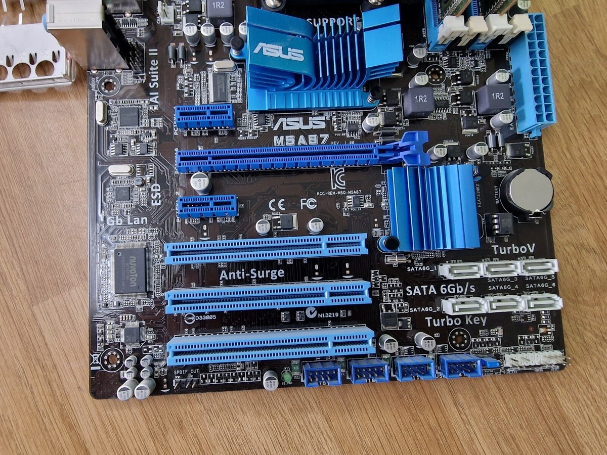 ASUS M5A87 motherboard Skt AM3+ Phenom X4 II 955 Processor + 4GB