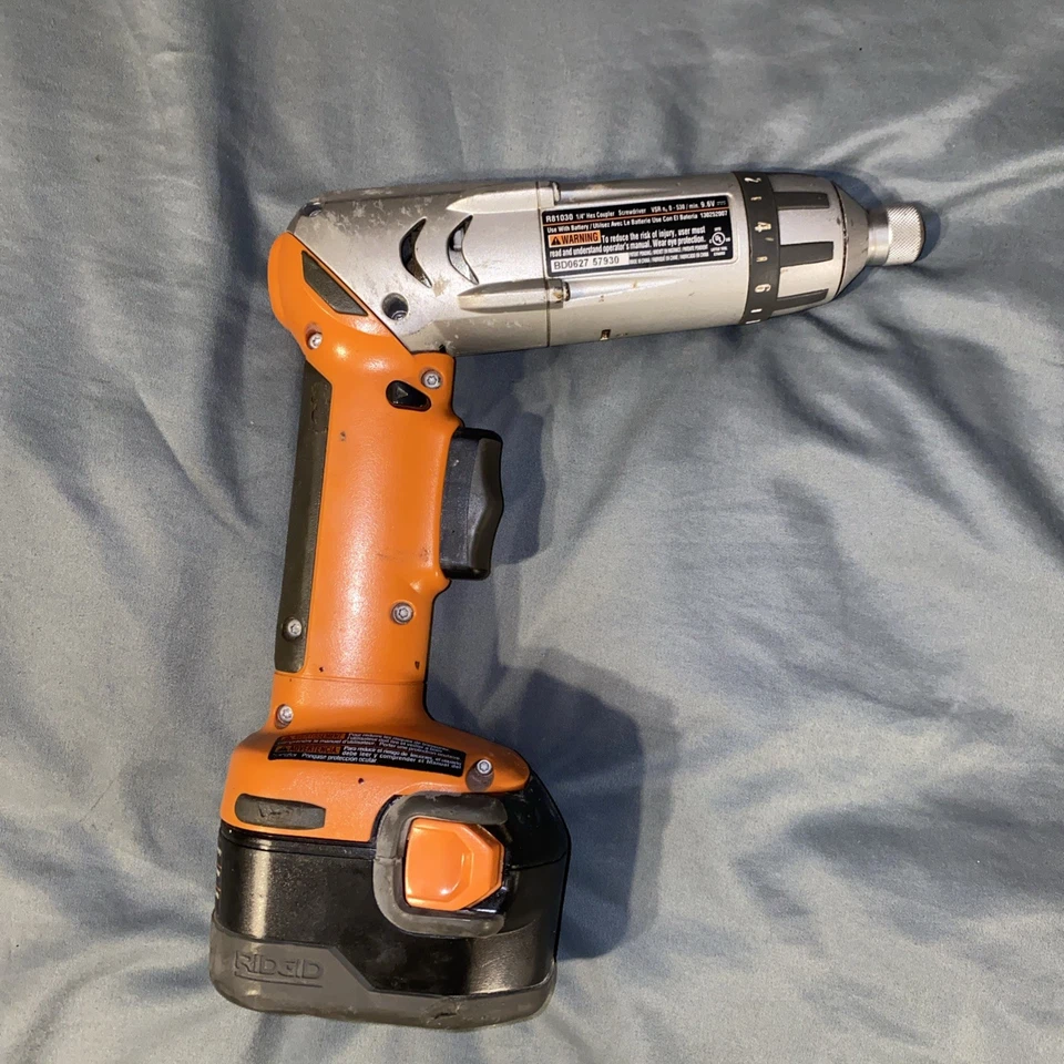 DESTORNILLADOR ACOPLADOR HEXAGONAL RIDGID R81030 1/4" CON BATERÍA DE 9,6 V Foto 2 de 2