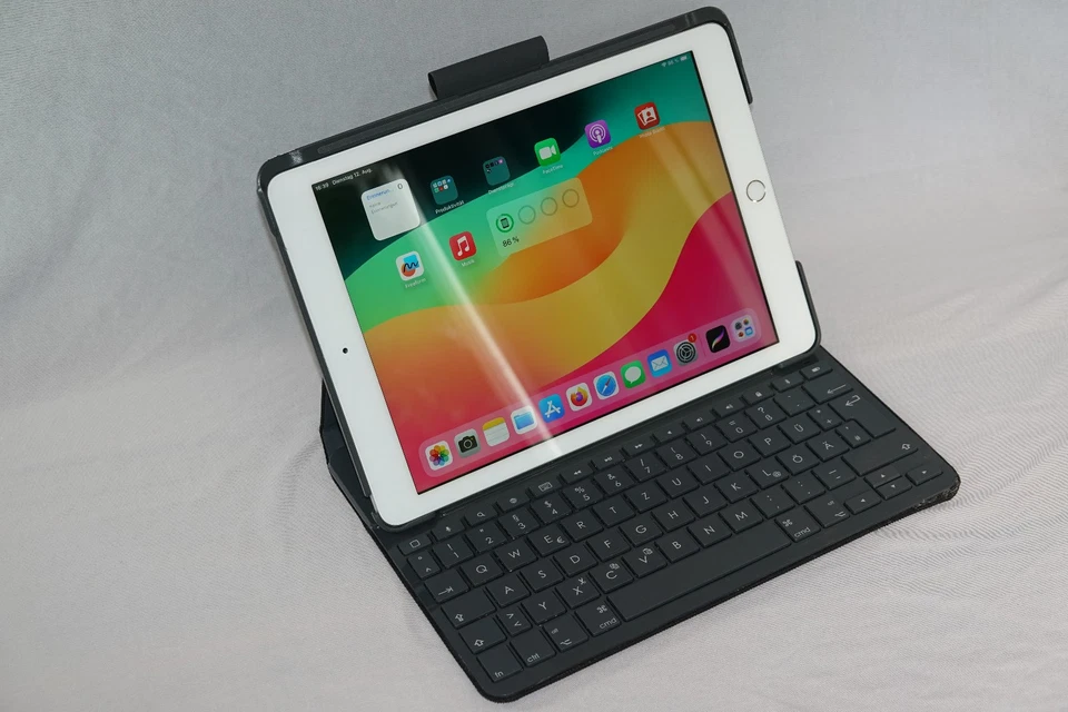 Apple iPad (6th generation) · 128GB · Wi-Fi, Foto 1 von 5
