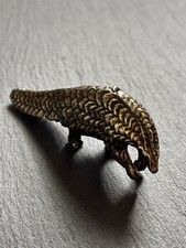 Capannone in metallo | Statuina pangolino | Statua animale metallo massiccio e decorativo