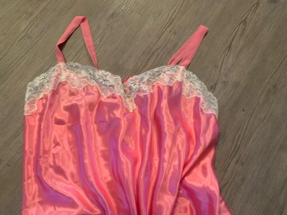 Amoureuse 睡袍尺寸 5X 粉红色液体缎面蕾丝无袖 56 英寸胸围 — 第 2/4 张图片