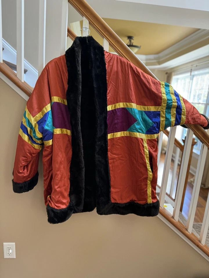 Abrigo Ann Tjian Kenar Reversible Imitación Piel Oeste Geométrico Satén L Cocoon De Colección Foto 2 de 4