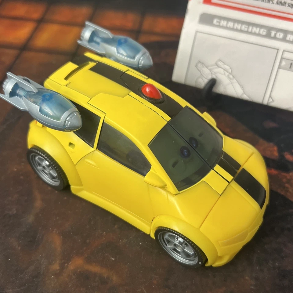 Hasbro Transformers Animated Bumblebee Deluxe Class 2008 Complete w/Instructions - Image 2 of 4