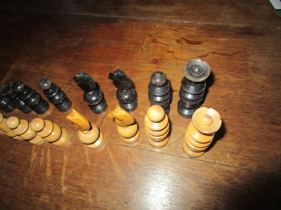 Jeu d'échec / 32 pièces anciennes en buis dans un coffret en bois - Photo 4/4