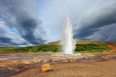 Wandbild: Berühmter Geysir Strokkur in Island. Geysir bricht alle paar [...]