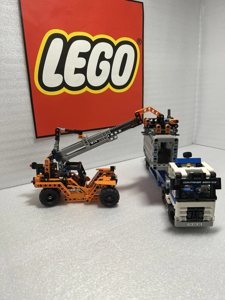 LEGO Technic 42062 Container Yard, foto 2 di 5