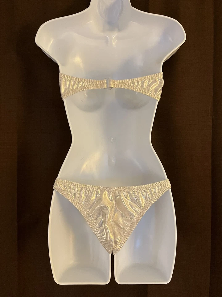 Bikini hecho a mano S/M con top bandeau e inferior descarado metálico dorado Ravewear Foto 4 de 4