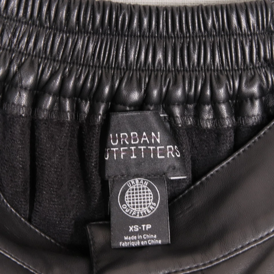 Pantalones cargo vintage Urban Outfitters talla XS negros imitación cuero pierna ancha Y2K Foto 3 de 4