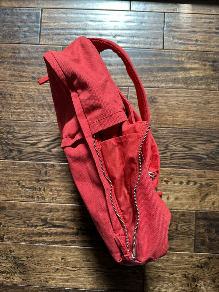 Mochila para computadora portátil IKEA Dromsack de lona roja Foto 4 de 4