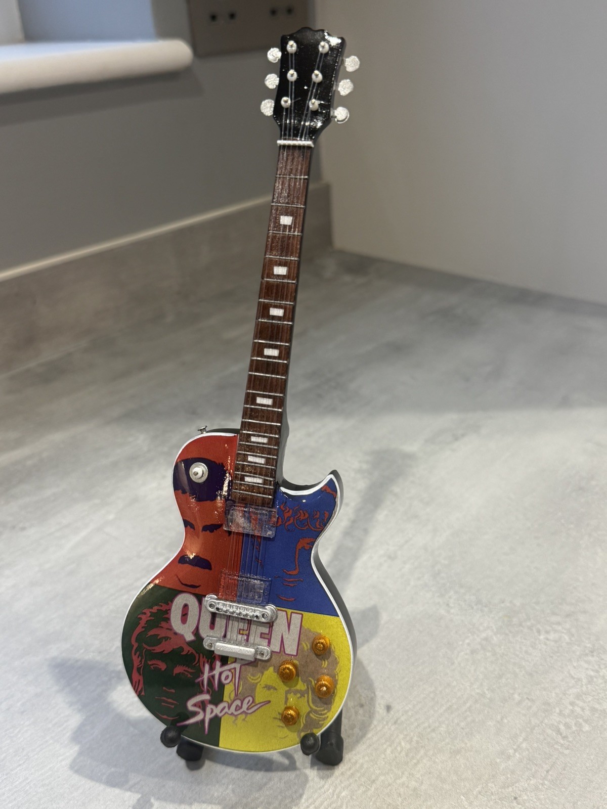 Chitarra Miniatura Queen Hot Sauce con Supporto foto 5